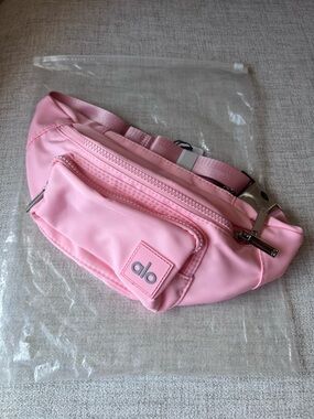 Alo Yoga Explorer Belt Bag – Pink